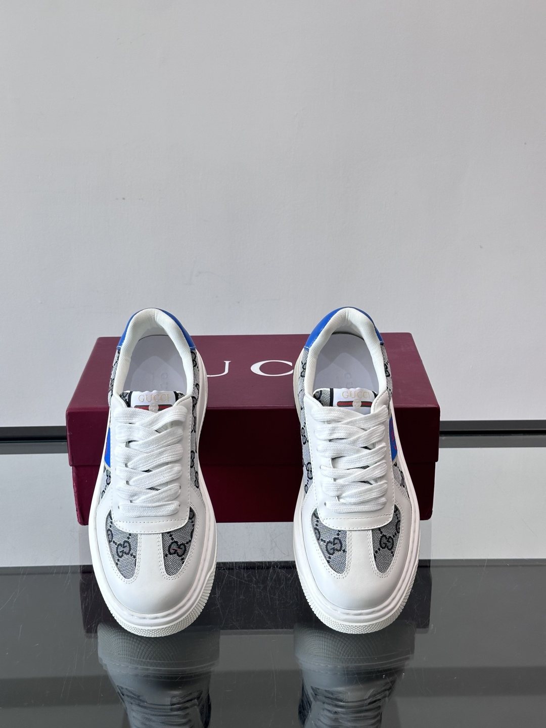 Gucci Men's Blue Accent Low-Top Sneakers